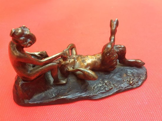 Curiosa medaglia in bronzo patinato con un fauno e una giovane donna