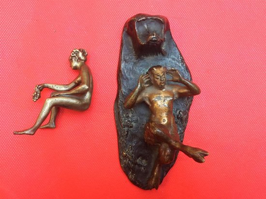 Curiosa medaglia in bronzo patinato con un fauno e una giovane donna