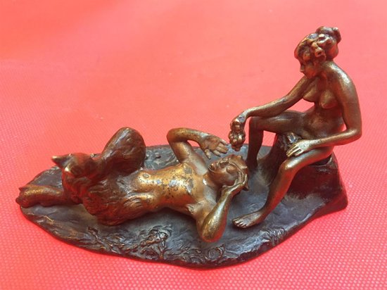 Curiosa medaglia in bronzo patinato con un fauno e una giovane donna