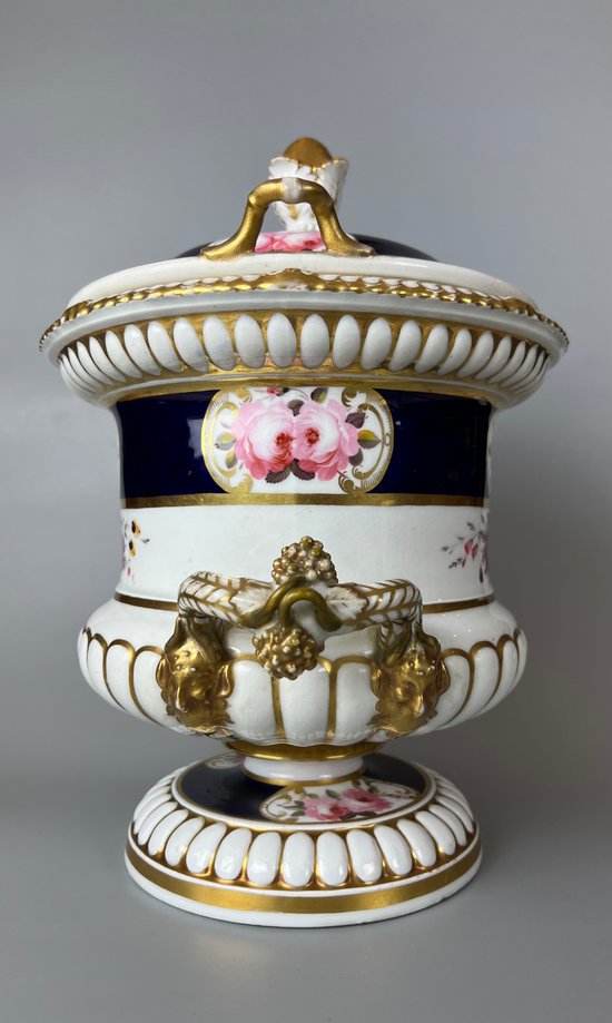 Ein prächtiger Obstkühler von Chamberlain Worcester (Royal Worcester) aus der Zeit um 1810-20 in Campagna-Form.