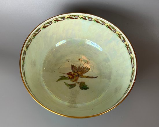 Un grand bol Wedgwood Hummingbird Lustre conçu par Daisy Makeig-Jones. vers 1925