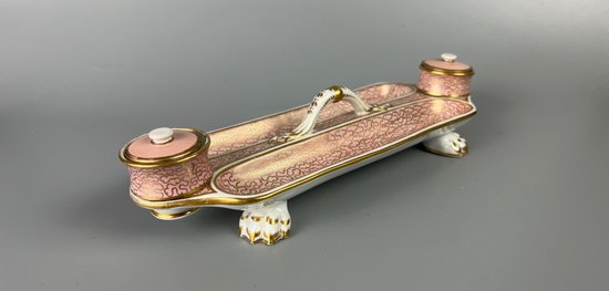 Un raro portapenne Chamberlain Worcester (Royal Worcester) del 1820 circa, supporto da scrivania, calamaio e vaso da balzo.