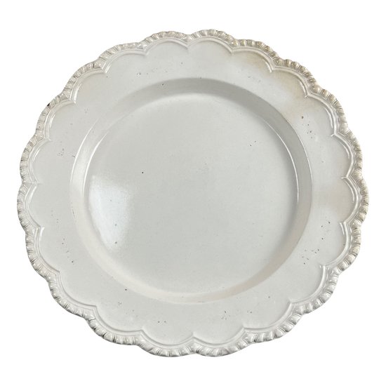 Ein ungewöhnlich großes Salzglasur-Ladegerät aus Staffordshire um 1760. Gelappter, goldfarbener Rand.