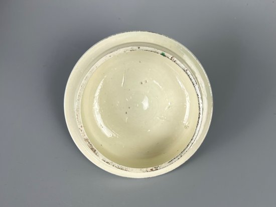 A mid 18thc (c.1770) S. Staffordshire enamel snuff box