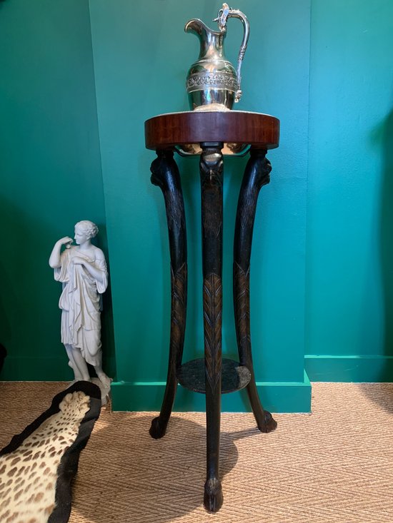 Eccezionale lavabo in argento su base in legno intagliato del periodo consolare.