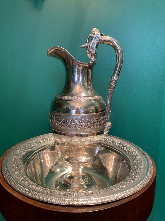 Eccezionale lavabo in argento su base in legno intagliato del periodo consolare.