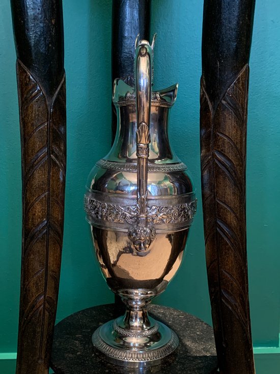 Eccezionale lavabo in argento su base in legno intagliato del periodo consolare.