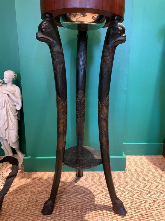 Eccezionale lavabo in argento su base in legno intagliato del periodo consolare.