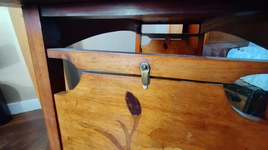 Table de salon à abattants en marqueterie dans le gout Gallé