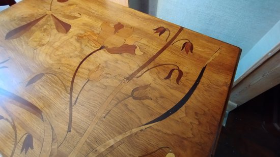 Table de salon à abattants en marqueterie dans le gout Gallé