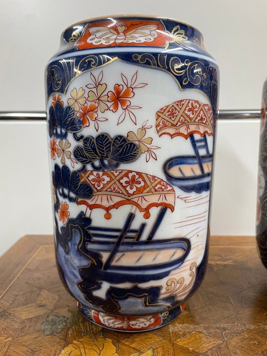 Coppia di vasi in porcellana di Bayeux con decorazione Imari fine XIX secolo