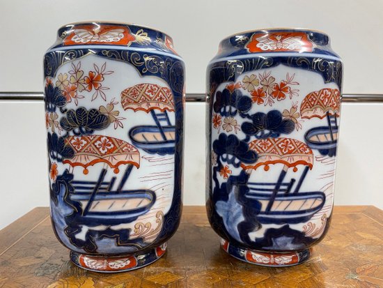 Coppia di vasi in porcellana di Bayeux con decorazione Imari fine XIX secolo