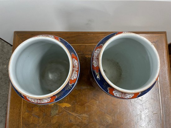 Coppia di vasi in porcellana di Bayeux con decorazione Imari fine XIX secolo