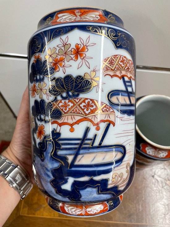 Coppia di vasi in porcellana di Bayeux con decorazione Imari fine XIX secolo
