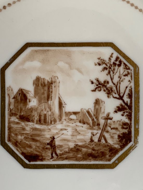 Assiette en porcelaine de la maison Rouard