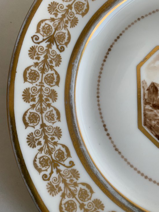 Assiette en porcelaine de la maison Rouard