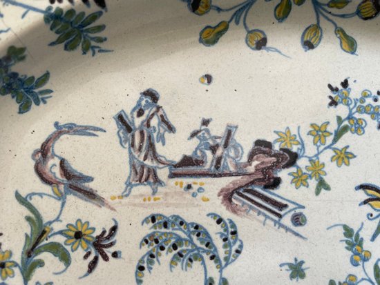 Antico grande piatto di terracotta Moustiers XVIII secolo