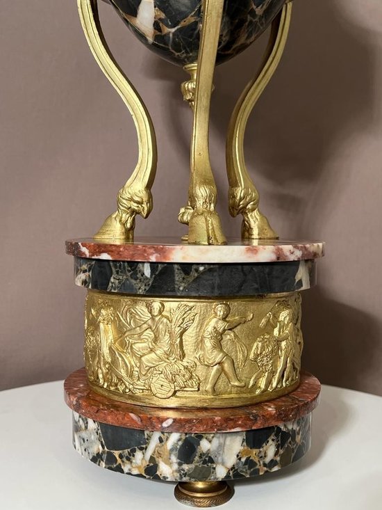 Paire de cassolettes en bronze doré et marbre, à décor de têtes de béliers 