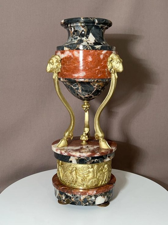 Paire de cassolettes en bronze doré et marbre, à décor de têtes de béliers 
