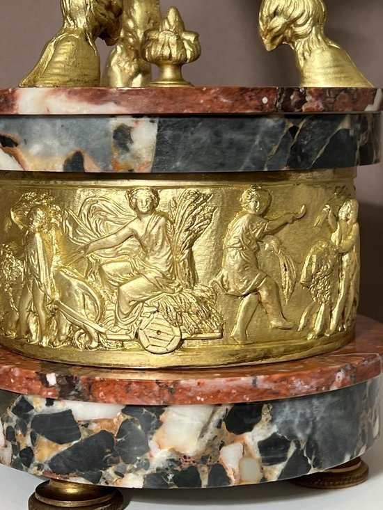 Paire de cassolettes en bronze doré et marbre, à décor de têtes de béliers 