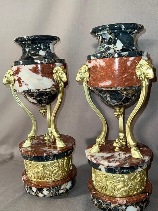 Paire de cassolettes en bronze doré et marbre, à décor de têtes de béliers 