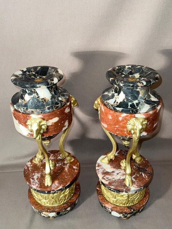 Paire de cassolettes en bronze doré et marbre, à décor de têtes de béliers 