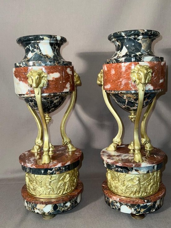 Paire de cassolettes en bronze doré et marbre, à décor de têtes de béliers 