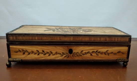 Glove box in straw marquetry