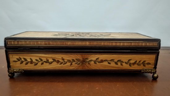 Glove box in straw marquetry