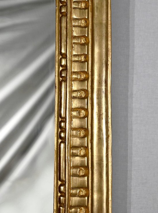 Glace à fronton en Bois doré, style Louis XVI – Début XXe