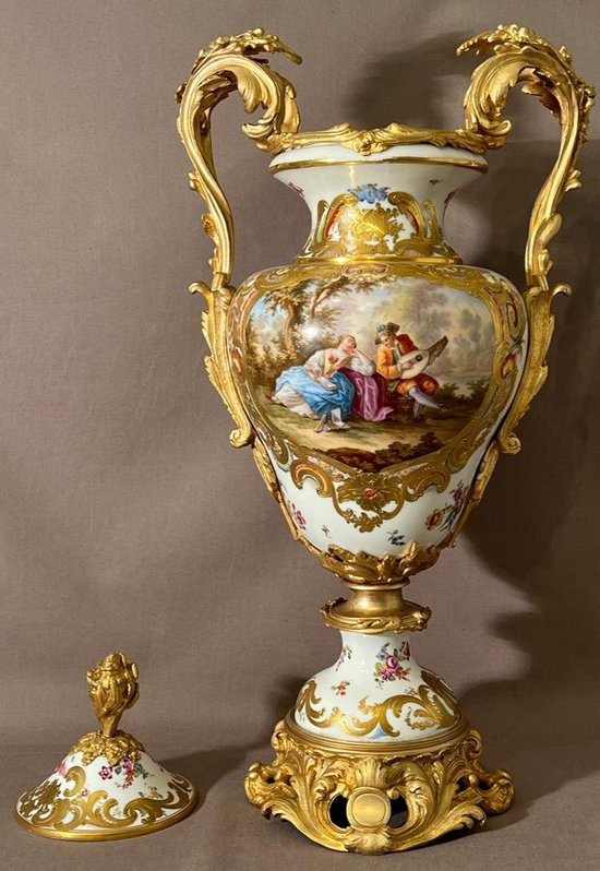 Grande vaso in porcellana di Meissen montato in bronzo dorato XIX secolo