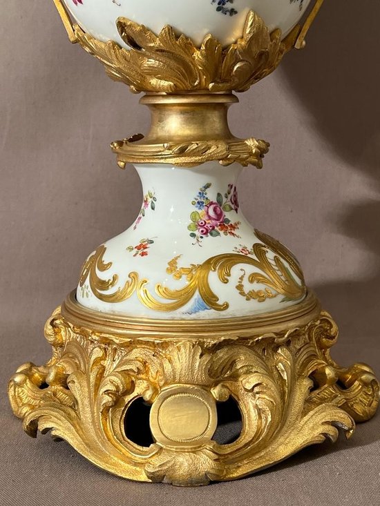 Grande vaso in porcellana di Meissen montato in bronzo dorato XIX secolo