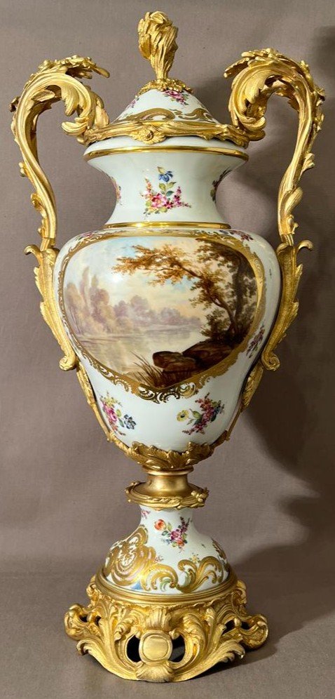 Grande vaso in porcellana di Meissen montato in bronzo dorato XIX secolo