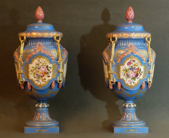 Paire De Vases Aux Ferrés Sèvres 1764