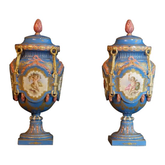 Paire De Vases Aux Ferrés Sèvres 1764