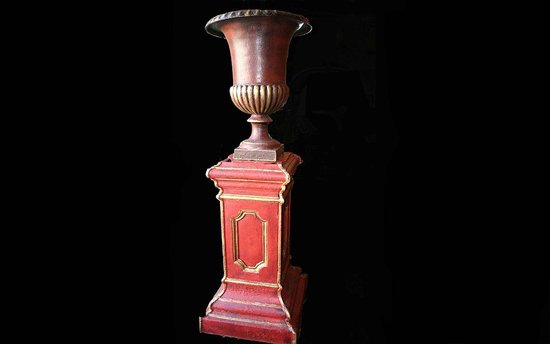 Pairs of large columns and Medici cast iron basins
