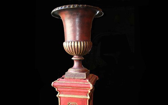 Pairs of large columns and Medici cast iron basins