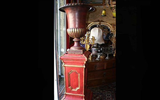 Pairs of large columns and Medici cast iron basins