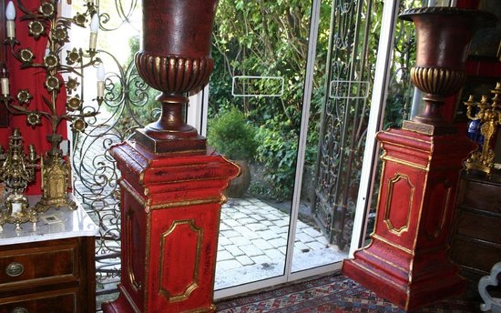 Pairs of large columns and Medici cast iron basins