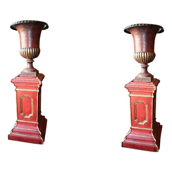 Pairs of large columns and Medici cast iron basins