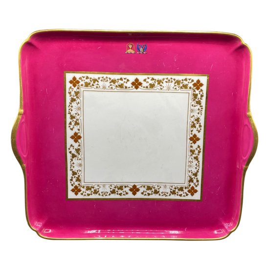 PORCELAIN TRAY ARMORIÉ XIXTH CENTURY