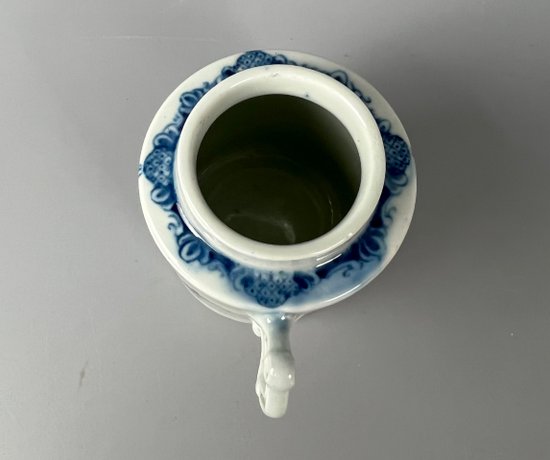 Un pot à moutarde avec couvercle de la première période de Worcester, vers 1765-70, à l'effigie de "Mansfield".