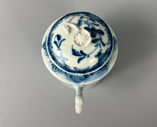 Un pot à moutarde avec couvercle de la première période de Worcester, vers 1765-70, à l'effigie de "Mansfield".
