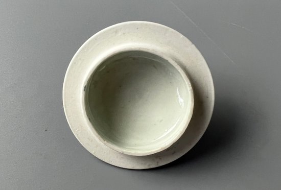 Un pot à moutarde avec couvercle de la première période de Worcester, vers 1765-70, à l'effigie de "Mansfield".