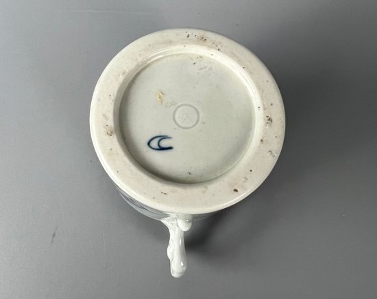 Un pot à moutarde avec couvercle de la première période de Worcester, vers 1765-70, à l'effigie de "Mansfield".