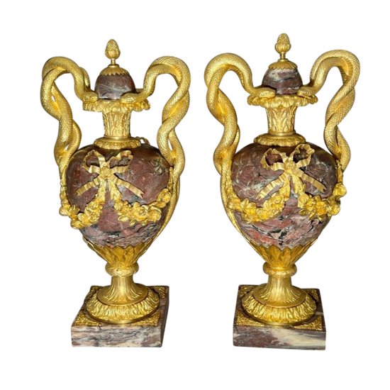 Paar Vasen aus violettem Marmor und vergoldeter Bronze im Stil Louis XVI aus dem 19. Jahrhundert