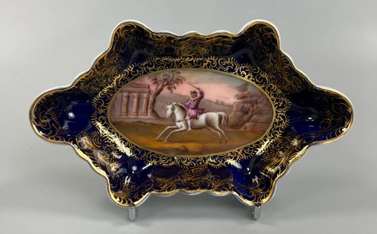 Un tardo 19thc. Vassoio cucchiaio Royal Vienna finemente dipinto con scena equestre.