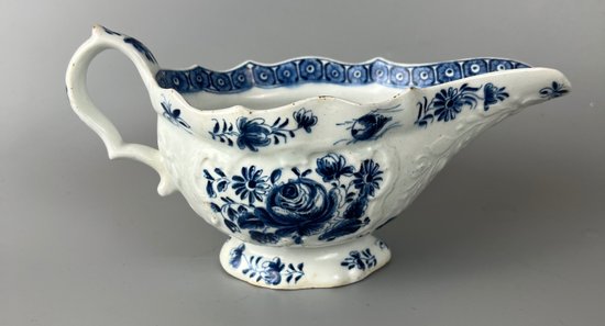Eine mit Bogen geformte Sauciere aus der Mitte des 18. Jahrhunderts, die in Unterglasurblau um 1765-70 bemalt wurde