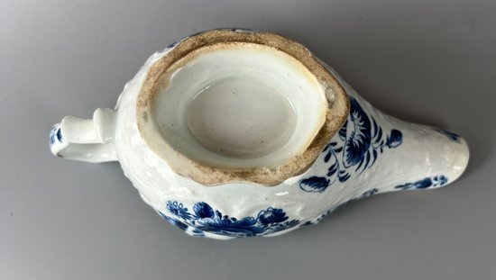 Eine mit Bogen geformte Sauciere aus der Mitte des 18. Jahrhunderts, die in Unterglasurblau um 1765-70 bemalt wurde
