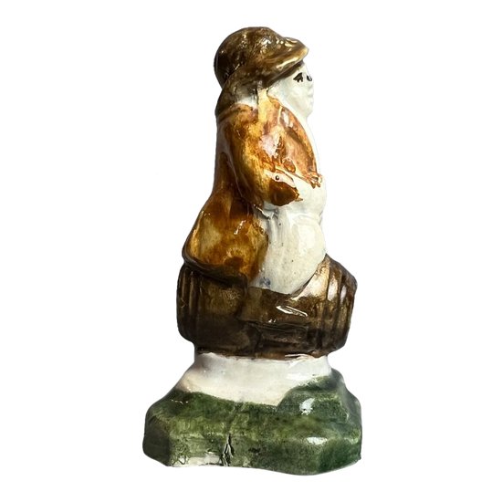 Eine c1790 Staffordshire pratt farbige Perlware-Topper-Figur, die auf einem Fass sitzt.